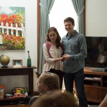 La stirpe del male: Allison Miller e Zach Gilford felici in una scena del film