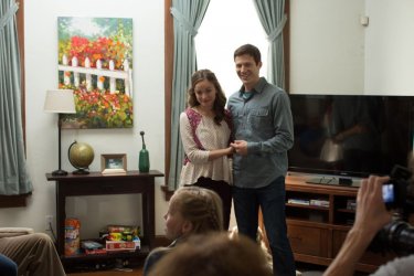 La stirpe del male: Allison Miller e Zach Gilford felici in una scena del film