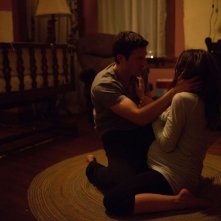 La stirpe del male: Allison Miller e Zach Gilford in un'inquietante scena dell'horror