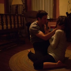 La stirpe del male: Allison Miller e Zach Gilford in un'inquietante scena dell'horror