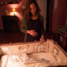 La stirpe del male: Allison Miller in una scena guarda la culla vuota