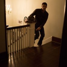 La stirpe del male: Zach Gilford sale le scale di corsa in un'immagine tratta dal film