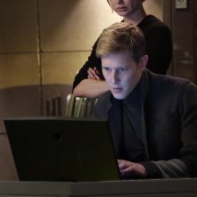 Revenge: Gabriel Mann con Emily VanCamp in una scena dell'episodio Impetus, della terza stagione