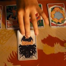 Ritual - una storia psicomagica: una scena di tarocchi tratta dal film