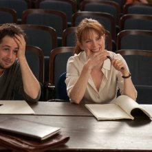The English Teacher: Julianne Moore con Michael Angarano in una scena del film