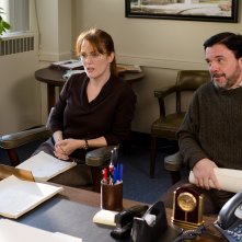 The English Teacher:  Julianne Moore insieme a Nathan Lane in una scena del film