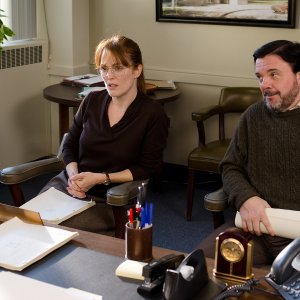 The English Teacher:  Julianne Moore insieme a Nathan Lane in una scena del film