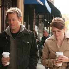 The English Teacher: Julianne Moore insieme a Greg Kinnear in una scena