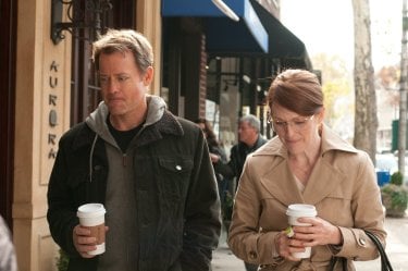 The English Teacher: Julianne Moore insieme a Greg Kinnear in una scena