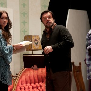 The English Teacher: Lily Collins, Nathan Lane e Michael Angarano in una scena del film