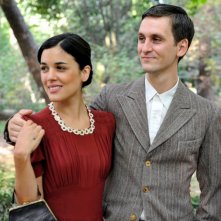 Adriana Ugarte e Raúl Arévalo in una scena della prima stagione de Il tempo del coraggio e dell'amore