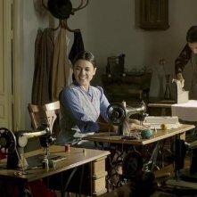 Il tempo del coraggio e dell'amore: Adriana Ugarte è Sira Quiroga nella serie spagnola El tiempo entre costuras