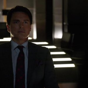 Arrow: John Barrowman nell'episodio Conti in sospeso, prima stagione