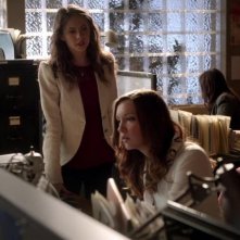 Arrow: Katie Cassidy e Willa Holland nell'episodio L'ultima vittima, prima stagione