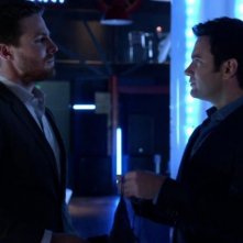 Arrow: Stephen Amell e Colin Donnell nell'episodio Conti in sospeso, della prima stagione