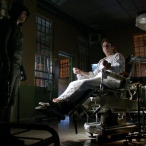 Arrow: Stephen Amell e Seth Gabel nell'episodio Conti in sospeso, della prima stagione