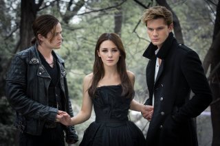 Fallen: Addison Timlin, Jeremy Irvine e Harrison Gilbertson nella prima immagine ufficiale del film