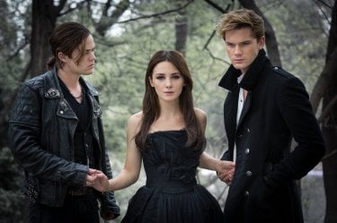 Fallen: Addison Timlin, Jeremy Irvine e Harrison Gilbertson nella prima immagine ufficiale del film