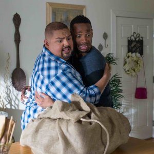Ghost Movie 2: Marlon Wayans e Gabriel Iglesias terrorizzati in una scena del film