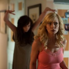 Ghost Movie 2 - Questa volta è guerra: Jaime Pressly inseguita da un fantasma bislacco in una scena