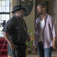 Ghost Movie 2 - Questa volta è guerra: Marlon Wayans e Cedric the Entertainer in una scena