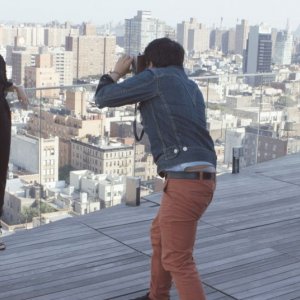 Mademoiselle C: Carine Roitfeld durante un servizio fotografico in una scena del film