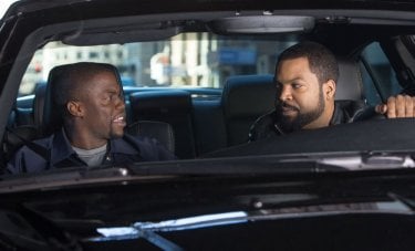 Poliziotto in prova: Kevin Hart e Ice Cube in una scena della commedia poliziesca