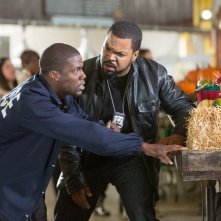 Poliziotto in prova: Kevin Hart e Ice Cube, protagonisti della commedia poliziesca, in una scena