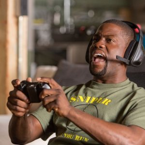 Poliziotto in prova: Kevin Hart in una scena del film alle prese con un videogame