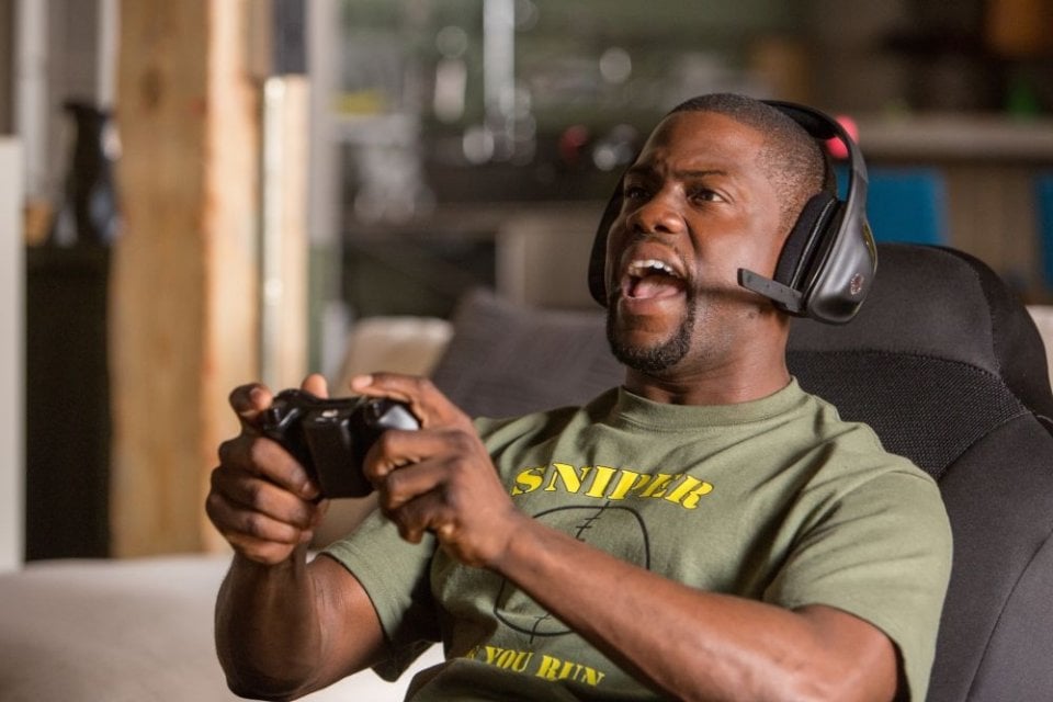 Poliziotto in prova: Kevin Hart in una scena del film alle prese con un videogame