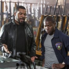 Poliziotto in prova: Kevin Hart insieme al partner Ice Cube in una scena del film action