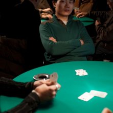 Sogni di gloria: Xiuzhong Zhang in una scena del film al tavolo da poker