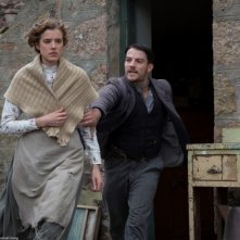 Sunset Song: Agyness Deyn e Kevin Guthrie in una scena del film