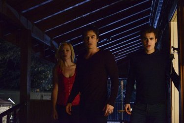 The Vampire Diaries: Paul Wesley, Candice Accola e Ian Somerhalder nell'episodio What Lies Beneath, quinta stagione