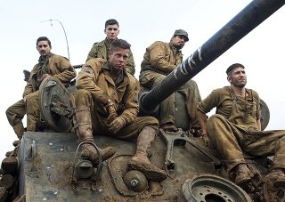 Fury: Brad Pitt, Shia LaBeouf, Jon Bernthal, Michael Pena e Logan Lerman sopra il carroarmato
