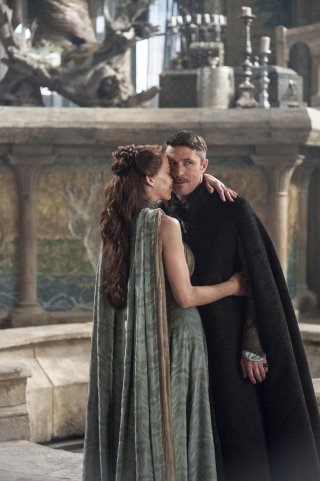 Il trono di spade: Aidan Gillen e Kate Dickie nell'episodio First of His Name, quarta stagione