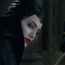Malefica: Angelina Jolie con uno dei suoi corvi