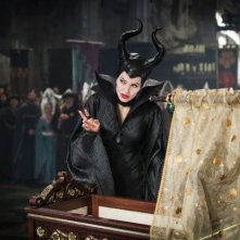 Malefica: Angelina Jolie illustra il suo piano malefico alla corte