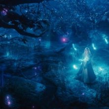 Maleficent: Elle Fanning circondata dalle magiche creature del bosco