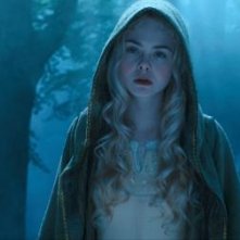 Maleficent: Elle Fanning incappucciata