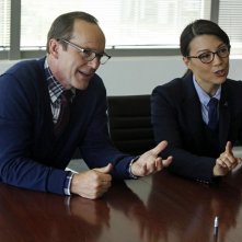 Agents of S.H.I.E.L.D.: Clark Gregg con Ming-Na Wen in una scena dell'episodio Ragtag