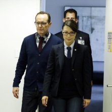 Agents of S.H.I.E.L.D.: Clark Gregg con Ming-Na Wen 'sotto copertura' in una scena dell'episodio Ragtag