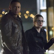 Arrow: Emily Bett Rickards e David Ramsey nell'episodio Streets of Fire