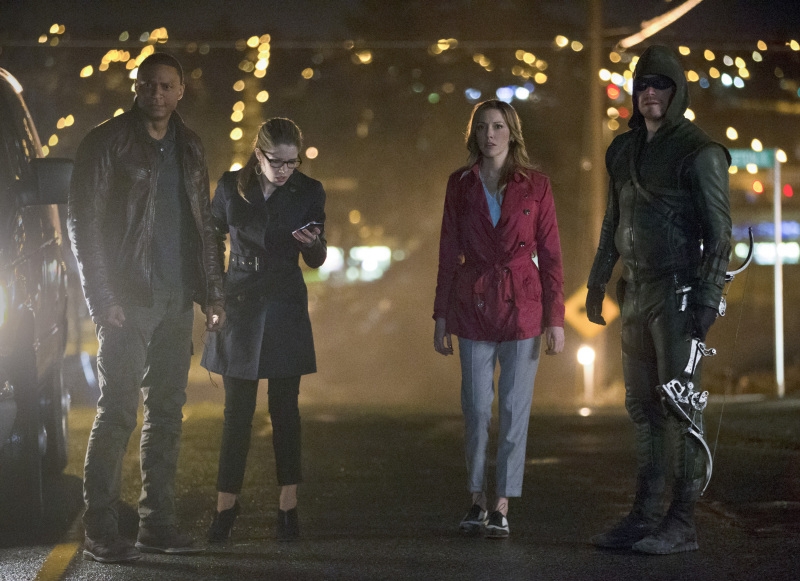 Arrow: Katie Cassidy, Emily Bett Rickards, Stephen Amell, David Ramsey nell'episodio Streets of Fire