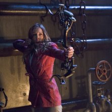 Arrow: Katie Cassidy imbraccia l'arco nell'episodio Streets of Fire, seconda stagione
