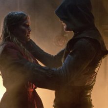 Arrow: Katie Cassidy insieme a Stephen Amell in una scena dell'episodio Streets of Fire