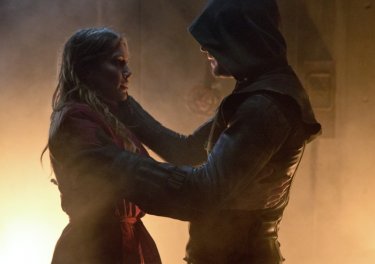 Arrow: Katie Cassidy insieme a Stephen Amell in una scena dell'episodio Streets of Fire