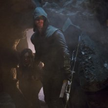 Arrow: Katie Cassidy insieme a Stephen Amell in una scena dell'episodio Streets of Fire, seconda stagione