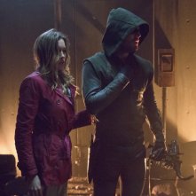 Arrow: Katie Cassidy insieme a Stephen Amell nell'episodio Streets of Fire