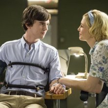 Bates Motel: Freddie Highmore insieme a Vera Farmiga in una scena dell'episodio The Immutable Truth, seconda stagione